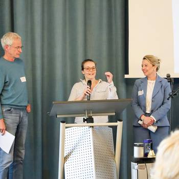 Zwei Vertreter:innen der Hannah-Stiftung gegen sexuelle Gewalt skizzieren ein geplantes theaterpädagogisches Pilotprojekt © Stadt Königswinter/Pressestelle Zwei Vertreter:innen der Hannah-Stiftung gegen sexuelle Gewalt skizzieren ein geplantes theaterpädagogisches Pilotprojekt