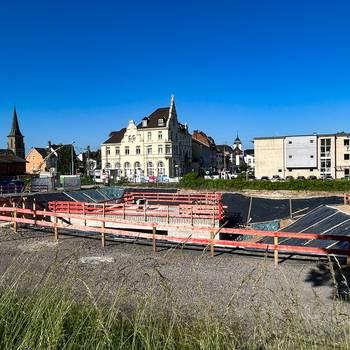 Blick auf die Baustelle entlang der Bahntrasse