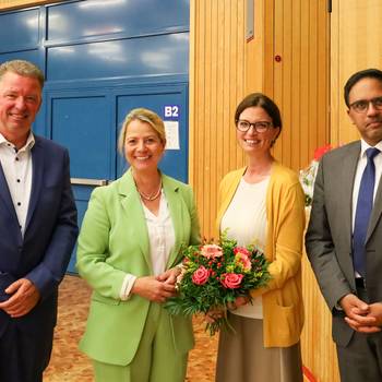 Die neu gewählte Beigeordnete Nadja Johnen (2.v. re) vervollständigt den Verwaltungsvorstand der Stadt Königswinter.