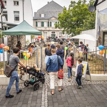 Blick auf den Eingang mit Gästen des fests