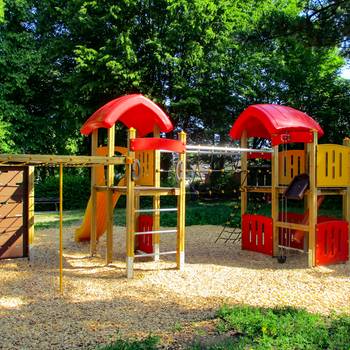 Das neue Spielgerät mit Rutsche und Klettermöglichkeiten