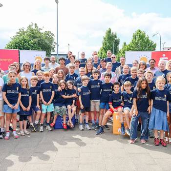 Die Schülerinnen und Schüler und weitere Akteure von "Schlau unterwegs"