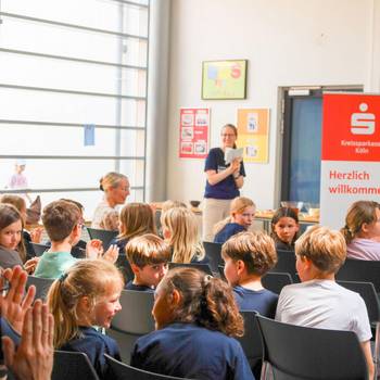 Caroline Hartmann, Projetkoordinatorin von Schlau unterwegs, berichtet von den Projekten