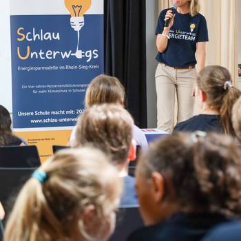 Janike Klement spricht vor Publikum