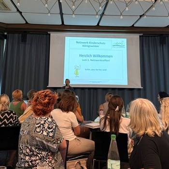 Bürgermeisterin Heike Jüngling spricht beim 1. Netzwerktreffen Kinderschutz