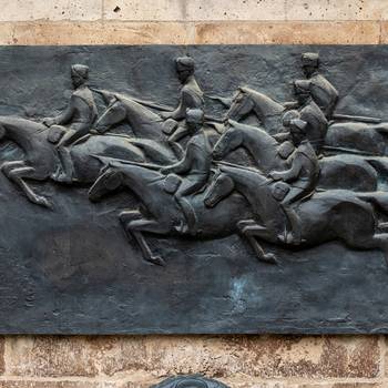 Relief mit einer Darstellung von Reitern und Pferden