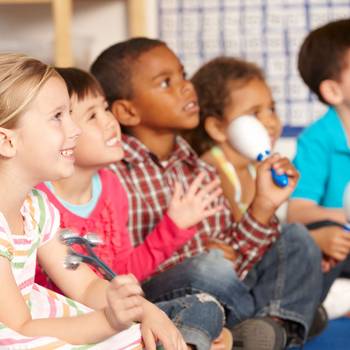 Fünf Kinder musizieren gemeinsam