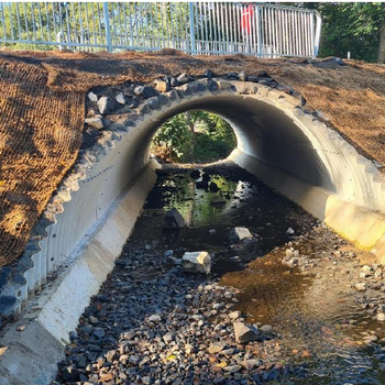 Der Ersatzneubau des Brückenbauwerks über den Quirrenbach zwischen Rostingen und Gratzfeld wurde erfolgreich fertiggestellt und die Grünflächen angelegt.