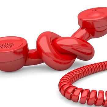 Rotes Telefon mit Knoten in der Leitung