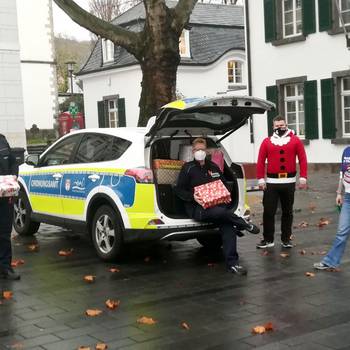 Geschenke für das Obdachlosenheim Ordnungsamt und Sozialdienst verteilen geschenke für das städtische Obdachlosenheim