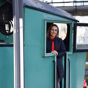 Lokführerin Zahra Mahyari in der alten Lok der Drachenfelsbahn