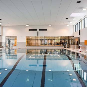 Schwimmhalle im Hallenbad