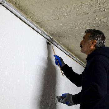 Ein freiwilliger Helfer unterstützt beim Streichen © StadtKönigswinter/U.Klein Ein freiwilliger Helfer unterstützt beim Streichen