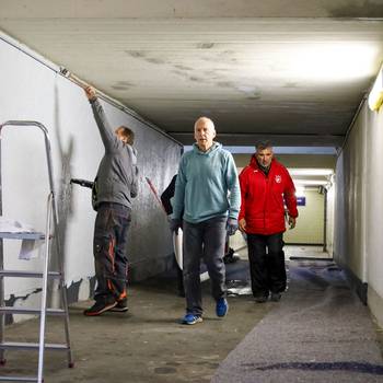 Altstadtmanager Ulrich Keinath (mi.) zusammen mit dem Bürgermeister (li.)und Helfern bei der Verschönerung der Bahnunterführung © StadtKönigswinter/U.Klein Altstadtmanager Ulrich Keinath (mi.) zusammen mit dem Bürgermeister und Helfern bei der Verschönerung der Bahnunterführung