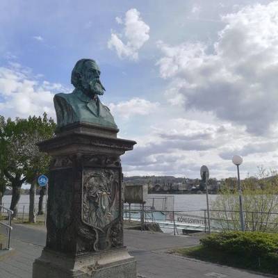 Denkmal Wolfgang Müller von Königswinter an der Haltestelle Denkmal am Rhein