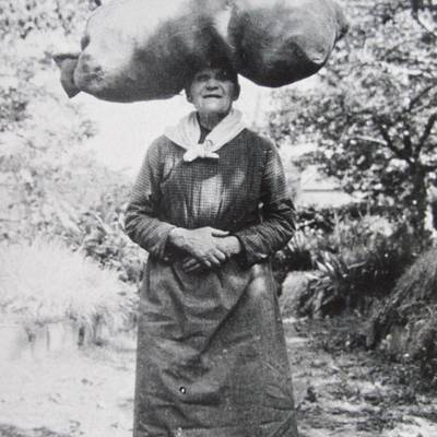 Jöt Düren beim Tragen einer Kopflast, Fotografie, 1930er Jahre