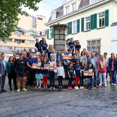 Schülerinnen und Schüler mit ihren Auszeichnungen vor dem Rathaus Königswinter