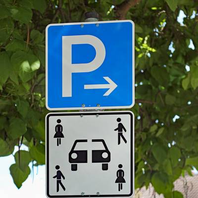 Parkschild carsharing vor Blätterhintergrund