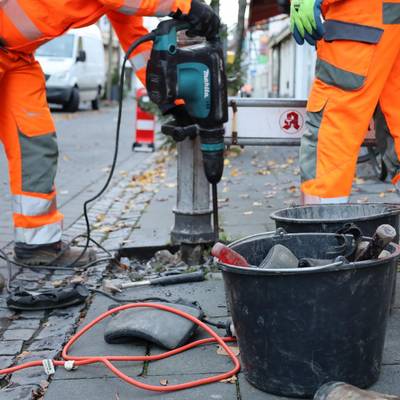 Die alten Fahrradständer werden entfernt und durch neue ersetzt