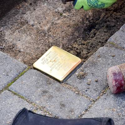 Der erste Stolperstein für Rosa Keller ist im Boden eingelassen worden.