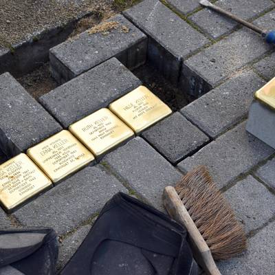 Vier der fünf Stolpersteine sind verlegt.