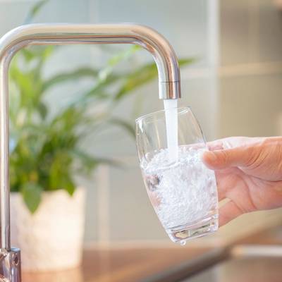 Fließendes Wasser aus einem Wasserhahn