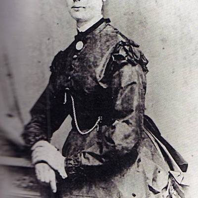 Elinor in Wiltwenkleidung