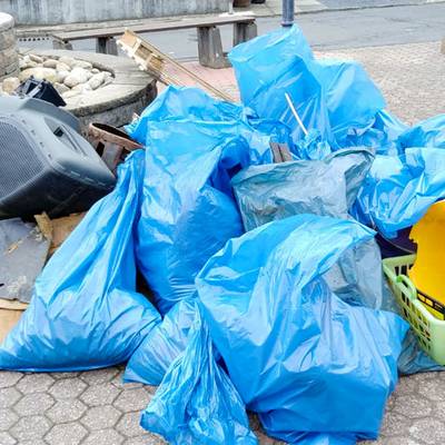 Gesammelter Müll am Parkplatz des Haus Schlesiens