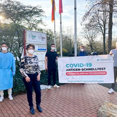 v.l.n.r. Philipp Fischer (Mitarbeiter Testzentrum), Dr. Ulrike Buschmeier (Geschäftsführerin AZK), Timo Bollé (Projektleiter), Bürgermeister Lutz Wagner und Tobias Cronenberg (Projektleiter) beim Start des ersten Corona-Schnelltestzentrums im Arbeitnehmer-Zentrum in Königswinter.