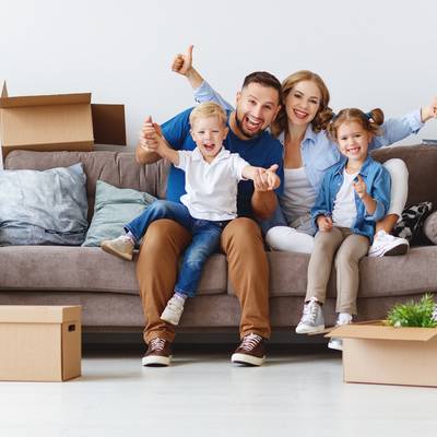 Familie in neuem Haus auf Couch