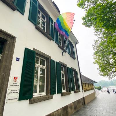 Am Haus Bachem wurde die Regenbogenfahne für Toleranz, Vielfalt, Respekt und gegen jegliche Art von Diskriminierung gehisst