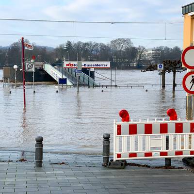 Hochwasser Absperrung am Marktplatz, Archivbild