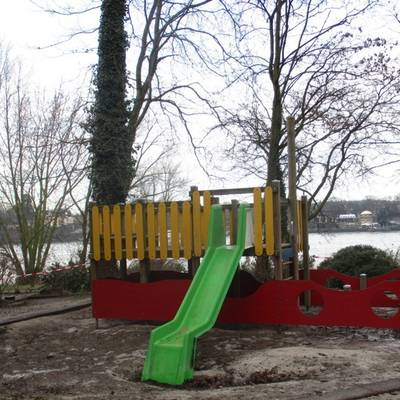 Das Spielschiff ist nach dem Hochwasser beschädigt