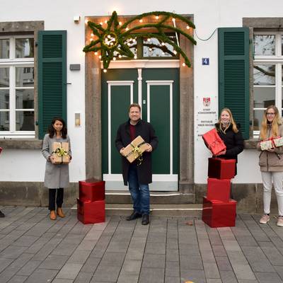 Bürgermeister Lutz Wagner (Mitte), die Auszubildenden der Stadtverwaltung und die Projektleiterin Sarah Thomas (li.) freuen sich über den Start der Wunschbaumaktion 2021.