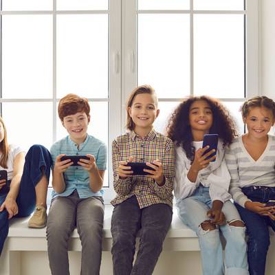 Eine Gruppe von Kindern mit smartphone