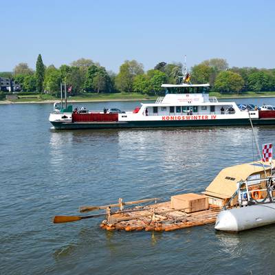 Das Floss der Schiltacher Flößer am Rhein vor der Rheinfähre Königswinter