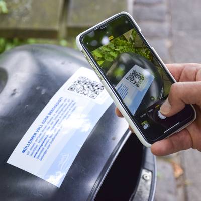 Der gescannte QR-Code führt direkt zum Online-Mängelmelder, mit dem der Stadtverwaltung Schäden und Überfüllungen gemeldet werden können.