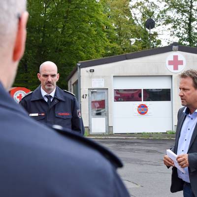 Bürgermeister Lutz Wagner bedankt sich bei den Einsatzkräften