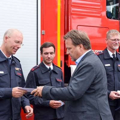 Bürgermeister Lutz Wagner übergibt als Dank einen Gutschein