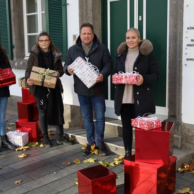 Alle Jahre wieder: Bürgermeister Lutz Wagner (Mitte rechts), die Auszubildenden der Stadtverwaltung und die Projektleiterin Sarah Thomas (Mitte links) freuen sich über den Start der Wunschbaumaktion 2022.