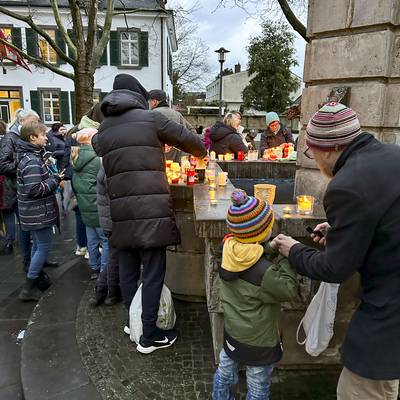 Mahnwache am Marktplatz mit Aufstellen von Gedenkkerzen