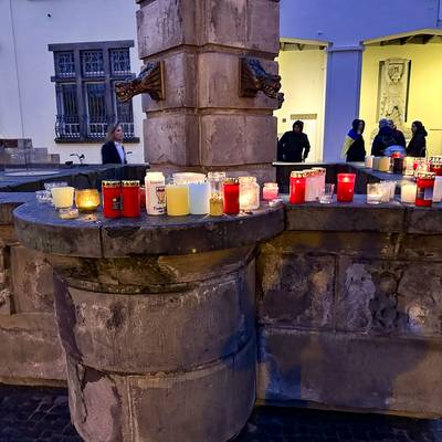 Gedenkkerzen am Brunnen