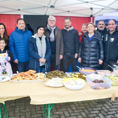 Landrat Sebastian Schuster (6.v.li.) und Bürgermeister Lutz Wagner (4.v.li.) mit Mitgliedern des TuS und der türkisch-stämmigen Gemeinde