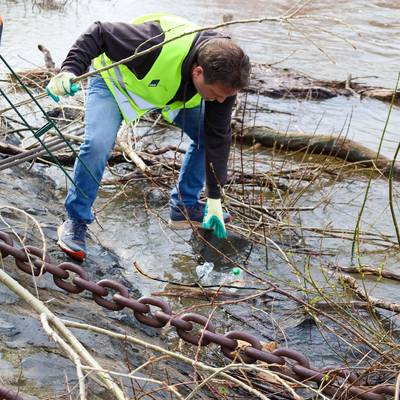 Die Plastikflasche wird nun nicht mehr den Rhein verschmutzen und landet in einem der mitgebrachten Müllsäcke.