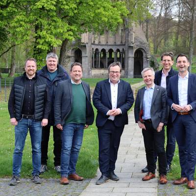 Die Siebengebirgsbürgermeister Lutz Wagner (Königswinter) und Otto Neuhoff (Bad Honnef) zusammen mit Minister Oliver Krischer und Vertretern der Politik