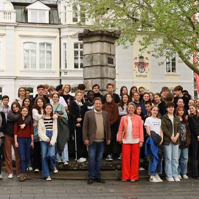 Viele Schüler aus Cognac stehen vor dem Rathaus in einer Gruppe. Im Vordergrund Bürgermeister Lutz Wagner und Sozialdezernentin Heike Jüngling.