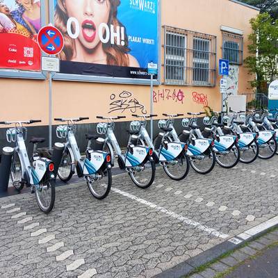 E-Bike-Mietstation der RSVG in Königswinter-Oberpleis. 11 Räder stehen auf dem Bild an der Mietstation.