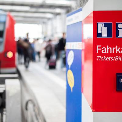 Ticketautomat an einem Bahnhof