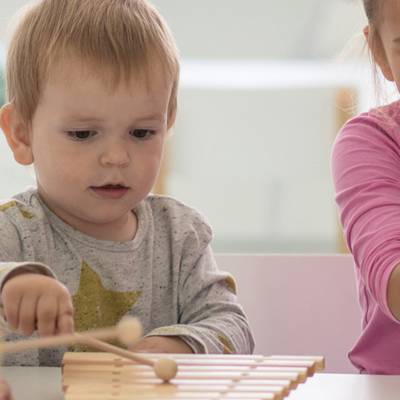 Kleinkinder im Kurs bei der musikalischen Früherziehung