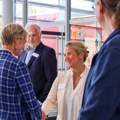 Dorothee Feller beim Empfang durch die Teilnehmenden, hier mit Dezernentin Heike Jüngling